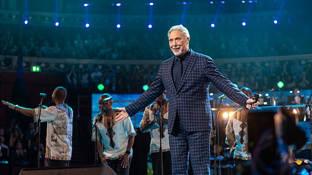 Details of Tom Jones' age, height, wife, kids and net worth. 
