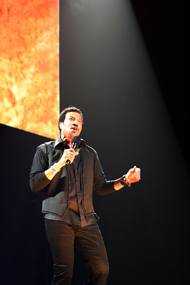 How tall is Lionel Richie? Let's know about his height. 