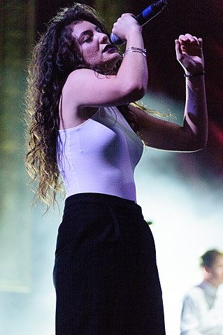 How Tall Is Lorde? Let's know about her height. 