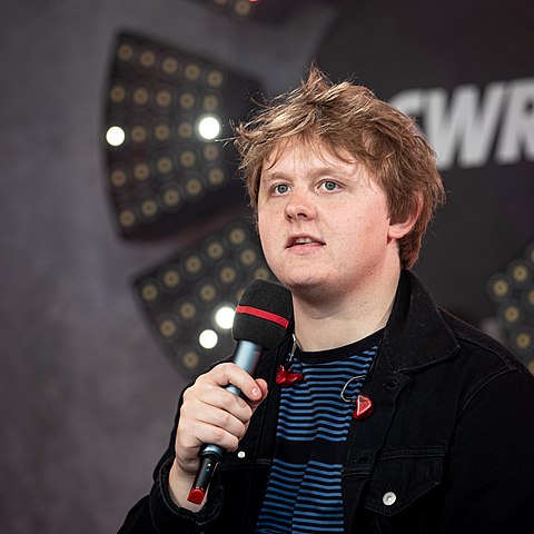 How old and tall is Lewis Capaldi? Let's know about his parents, siblings and net worth. 