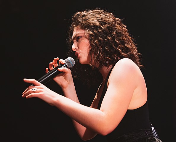 Lorde's Age, Height, Sexuality, Parents, and Siblings details. Let's have a look. 