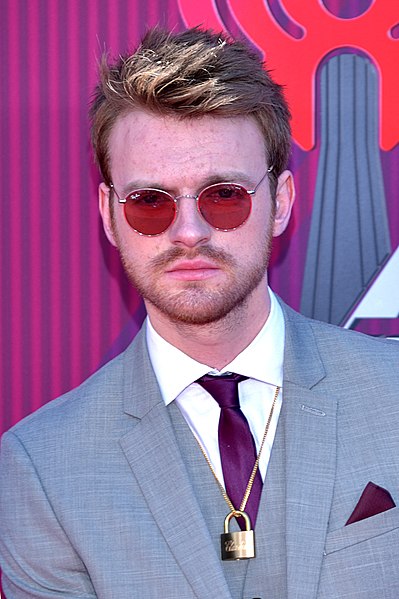 Who's Finneas O'Connell Girlfriend and dating partner? is he still dating Claudia Sulewski? Who's Claudia Sulewski? 