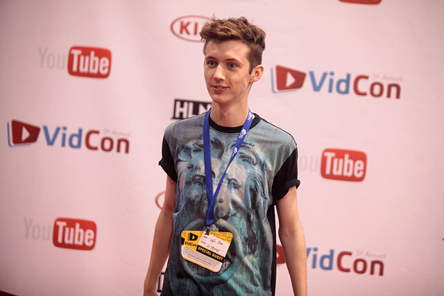Who's Troye Sivan boyfriend and dating partner? Does he have a boyfriend? 
