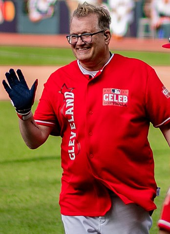 Does Drew Carey Need To Wear Glasses All The Time?