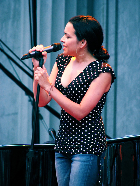 How Tall is Norah Jones? What did she say about her height? 