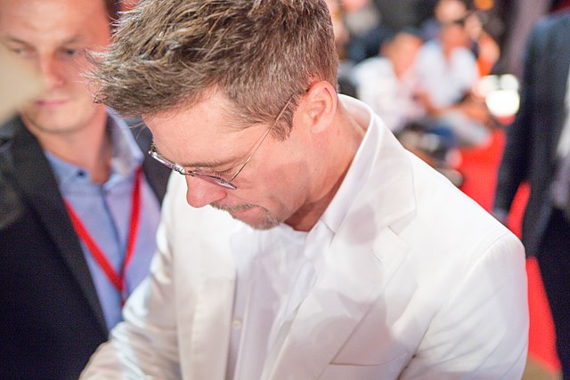 A close look at Brad Pitt’s Fury Haircut with details. 