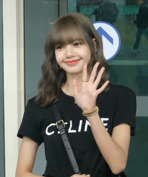 Can Lisa from BLACKPINK Speak English? Which Language Does She Speak? Lisa can speak seven language. 