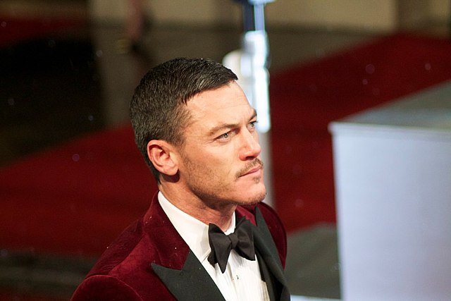 What's Luke Evans' sexuality? Does he have any boyfriend? 